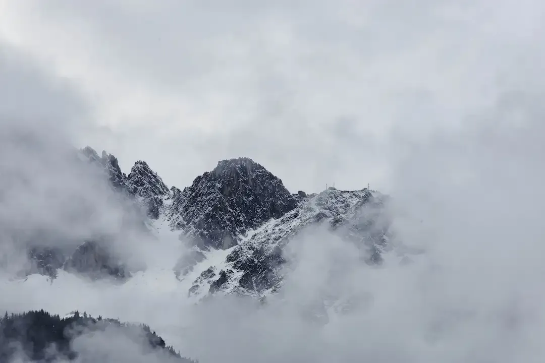 Montañas afiladas de piedra sin vegetación