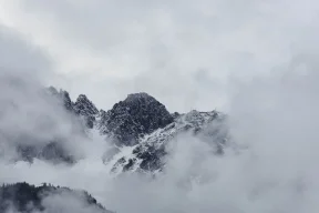 Montañas afiladas de piedra sin vegetación